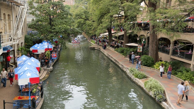 Der weltberühmte River Walk in San Antonio liegt knapp unterhalb des Straßenniveaus und ist gesäumt von Bars, Geschäften, Restaurants, Natur und öffentlicher Kunst. – Bild: ORF/​Warner/​The Travel Channel