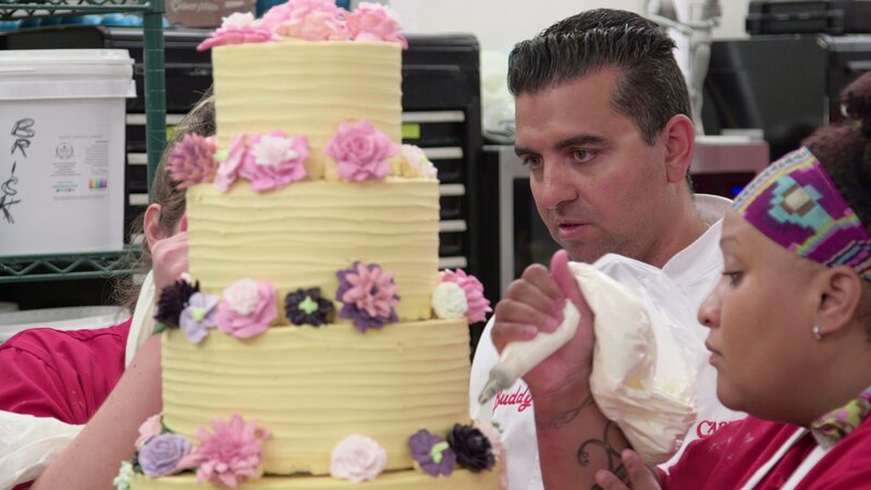 Buddy Valastro and Jessica Bacchus work on the flower cake. – Bild: TLC