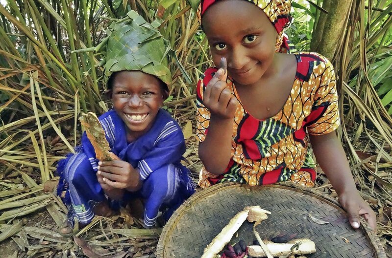 Awena und Abduli ernten Nelken, Zimt und Kardamom für ihr Lieblingsgericht Pilau. – Bild: SWR/​Frank Feustle