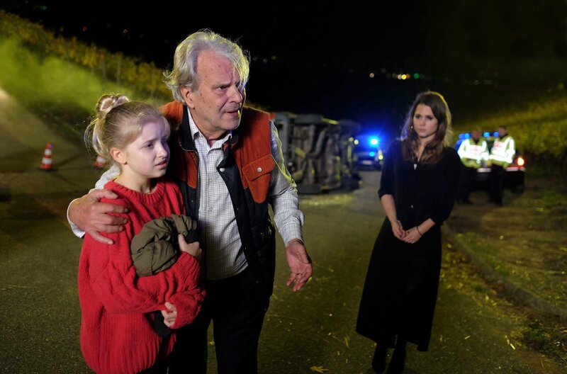 ARD Degeto WENN’S UM LIEBE GEHT, am Freitag (28.06.19) um 20:15 Uhr und um 01:10 Uhr im ERSTEN. Paul (Peter Sattmann), Ronja (Emilia Pieske, 2. v. li.) und Nina (Cristina do Rego) sehen nach dem Unfall zu, wie Laura (Inez Bjørg David) in den Krankenwagen geladen wird. © ARD Degeto/​Marie Wiesler, honorarfrei – Verwendung gemäß der AGB im engen inhaltlichen, redaktionellen Zusammenhang mit genannter Degeto-Sendung und bei Nennung „Bild: ARD Degeto/​Marie Wiesler“ (S2+). ARD Degeto/​Programmplanung und Presse, Tel: 069/​1509⁠–⁠335, degeto-presse@degeto.de – Bild: ARD Degeto/​Marie Wiesler