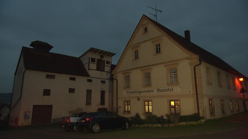 Seit hunderten von Jahren wird der Brauereigasthof in der Familie weitervererbt. Seit 1927 heißt er „Barnikel“. – Bild: BR