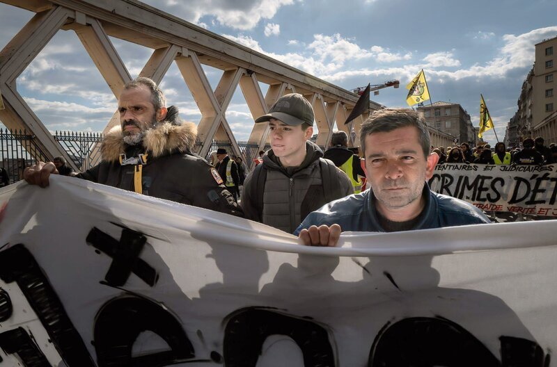 Demonstration gegen den „pass sanitaire“, den Gesundheitspass in Frankreich zum Nachweis einer Impfung gegen Covid-19: Auch hier kam es zum Einsatz der umstrittenen Gummigeschoss-Werfer. – Bild: Paul Moreira