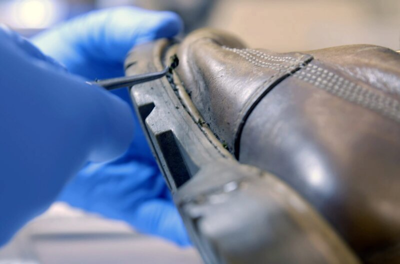 Aufgrund von Erdresten, die an einem Schuh haften, kann man herausfinden woher die Spuren stammen. – Bild: k22film Aufgrund von Erdresten, die an einem Schuh haften, kann man herausfinden woher die Spuren stammen. – Bild: k22film