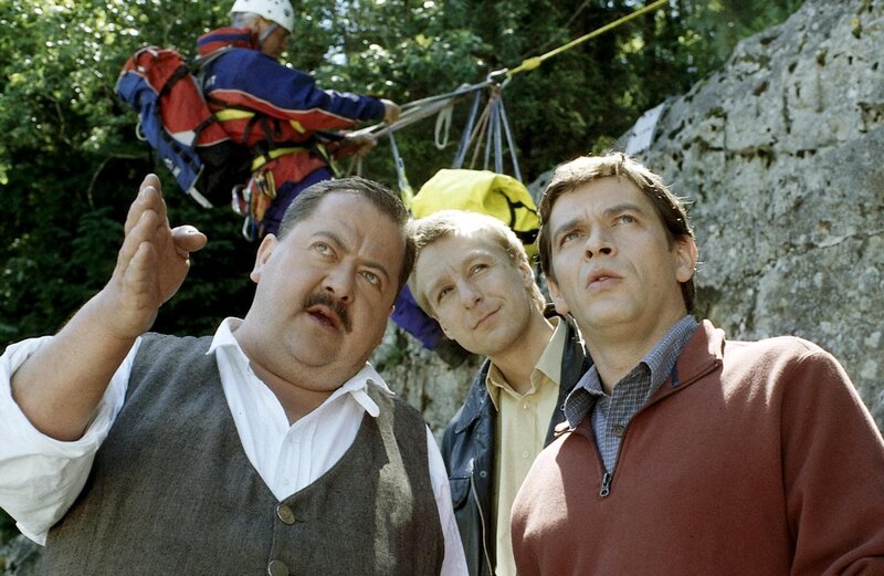 Ein Mord in den Bergen ist für Korbinian Hofer (Josef Hannesschläger, li.) und seinen Kollegen Michi Mohr (Max Müller, mi.) eine gute Gelegenheit, den neuen Partner Christian Lind (Tom Mikulla), einen Flachlandtiroler aus Göttingen, auf die Schippe zu nehmen. – Bild: ORF (FS1/​FS2) /​ ORF2