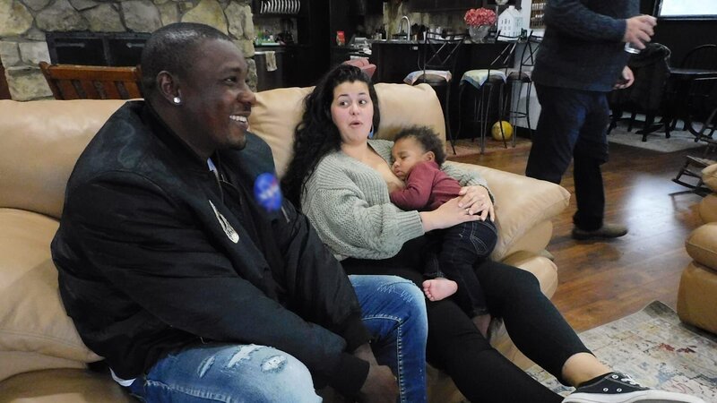 Kobe is thrilled to finally be reunited with Emily and to meet their son Koban. – Bild: Discovery Communications, LLC