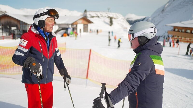 Reinhard Wechselberger als Skilehrer auf dem Zillertaler Gletscher, er führt in Tux eine Ein-Mann-Skischule. – Bild: ORF/ORF-Tirol Reinhard Wechselberger als Skilehrer auf dem Zillertaler Gletscher, er führt in Tux eine Ein-Mann-Skischule. – Bild: ORF/ORF-Tirol