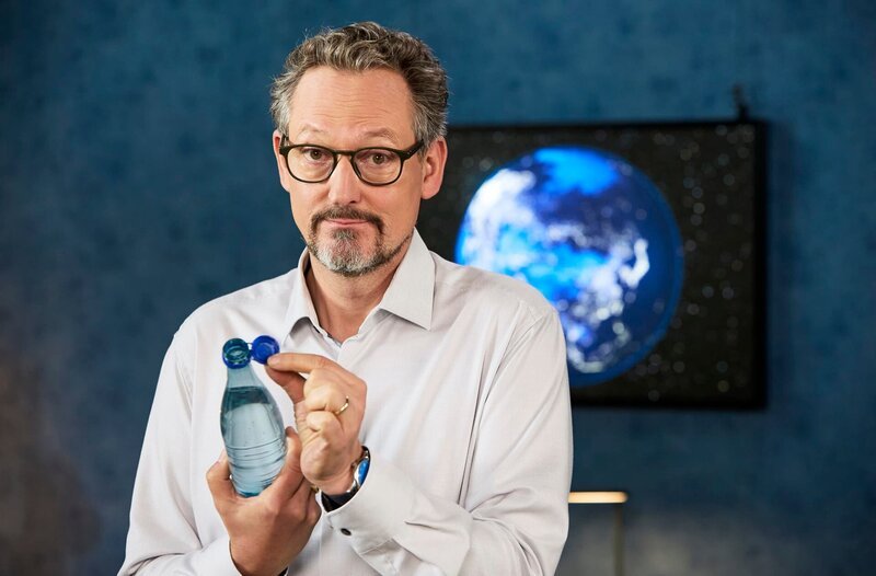 Nervige Deckel oder gelebter Umweltschutz? Seit die EU erlassen hat, dass Deckel an PET-Flaschen fest mit der Flasche verbunden sein müssen, empfinden viele dies als nervig. Aber dahinter steckt eine sinnvolle Idee. Was die Plastik-Strategie der EU bringt, erfahren Sie in „Wissen vor acht – Erde“. – Bild: ARD/​Kai Schulz
