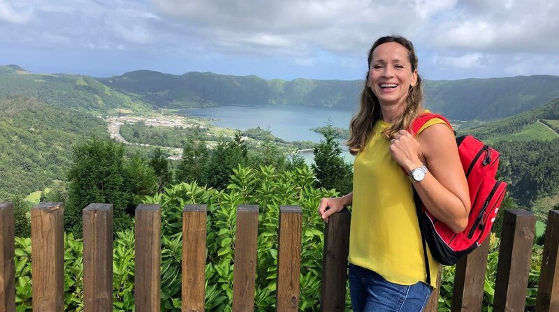 Tamina Kallert wandert im Seengebiet von Sete Citades auf Sao Miguel. – Bild: BR/​WDR/​Richard Hofer/​Richard Hofer