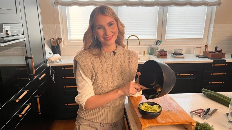 Gastgeberin Ana (@anajohnson) – Bild: RTL /​ ITV Studios Germany