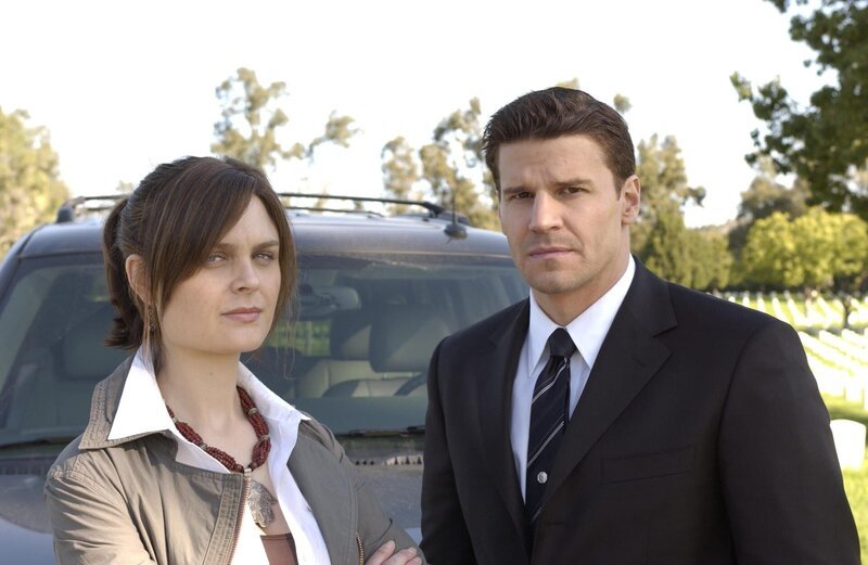 (v.l.n.r.) Dr. Brennan (Emily Deschanel); Booth (David Boreanaz) – Bild: FOX BROADCASTING COMPANY /​ Ron Eisenberg