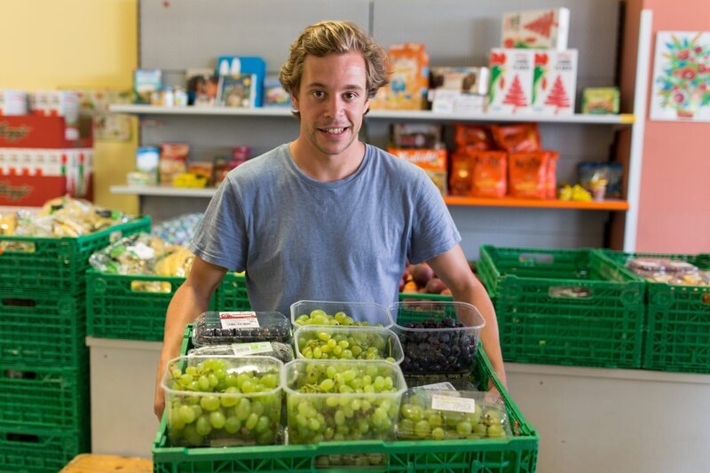 Checker Tobi bei der Tafel Regensburg. – Bild: BR/​megaherz gmbh/​Hans-Florian Hopfner