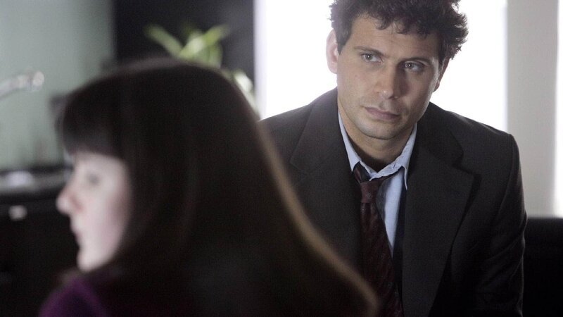 Der Mord an einem Psychiater beschert den Ermittlern Lupo (Jeremy Sisto) und seinem Kollegen eine Reihe von psychisch gestörten Verdächtigen, die befragt werden müssen. – Bild: RTL /​ NBCUniversal All Rights Reserved