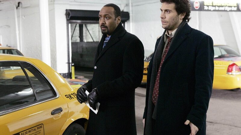 Die Detectives Ed Green (Jesse L. Martin, li.) und Cyrus Lupo (Jeremy Sisto) müssen den Mord an einer jugendlichen Partygängerin aufklären. Ein Taxifahrer gibt ihnen dabei einen entscheidenden Tipp … – Bild: RTL /​ NBCUniversal All Rights Reserved