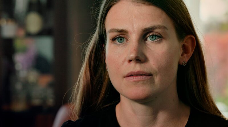 Nathalie Schöffmann – ehemals Birli – spricht über ihre Entführung und wie sie ihrem Peiniger entkommen ist. – Bild: ORF/​Graf Film/​Filmstill