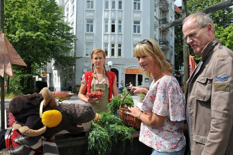 Pferd hat alle Regeln satt! Darum trägt er Winterkleidung im Hochsommer, badet auf der Strasse und drängelt sich an Wolke Hegenbarths (hinten) Marktstand einfach vor … – Bild: NDR/​Uwe Ernst