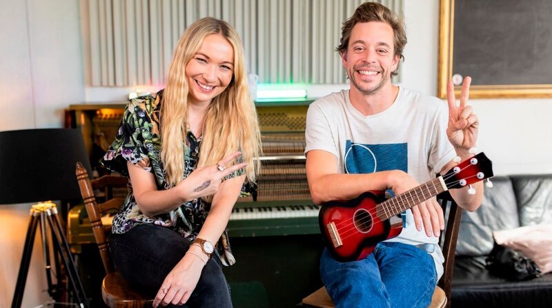 Mit Songwriterin Julia Kautz findet Checker Tobi heraus, wie man einen Hit-Song schreibt. Weiteres Bildmaterial finden Sie unter www.br-foto.de. – Bild: BR/​megaherz gmbh/​Hans-Florian Hopfner