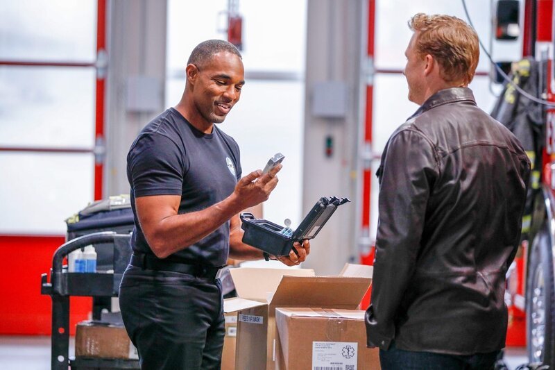 Ben Warren (Jason George, l.); Dr. Owen Hunt (Kevin McKidd, r.) – Bild: ORF/​Disney/​ABC/​Raymond Liu