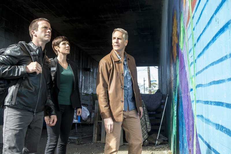 Ein neuer Fall führt das Team in den Stadtteil Holy Cross, der seinerzeit durch den Hurrikan Katrina schwer in Mitleidenschaft gezogen wurde: Pride (Scott Bakula, r.), Lasalle (Lucas Black, l.) und Brody (Zoe McLellan, M.) … – Bild: CBS Broadcasting, Inc.