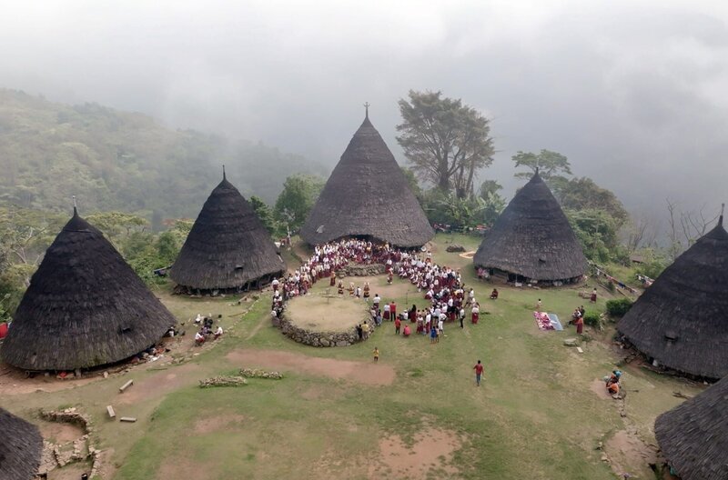 Die Unesco hat den Wiederaufbau der traditionellen Häuser von Waerebo im Jahr 2012 mit dem „Award of Excellence“ gewürdigt. – Bild: Putu Aditya Nugraha