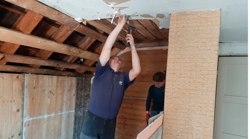 Ausbau im Holzhaus von Ehepaar Sandig – Bild: MDR/​Günther&Bigalke