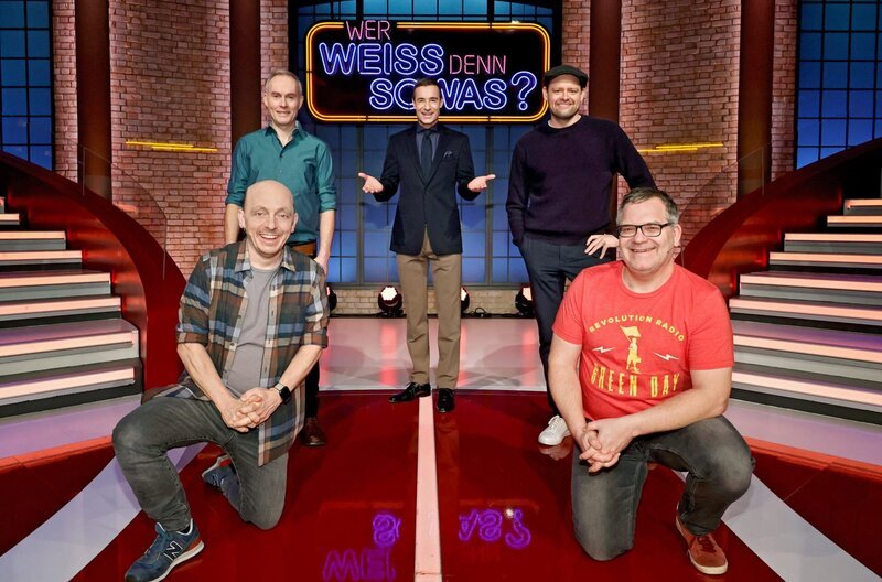 Moderator Kai Pflaume (M.) und seine Rateteam-Kapitäne Bernhard Hoëcker (l.) und Elton (r.) begrüßen in dieser Sendung den Komiker Johann König (2.v.l.) und den Schauspieler und Komiker Max Giermann (2.v.r.). – Bild: ARD/​Morris Mac Matzen
