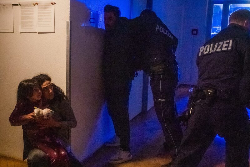 Eine sechsfache Mutter flüchtet ins Frauenhaus – doch ihr Versteck wird entdeckt. Kurz darauf ist sie spurlos verschwunden. Ein kniffliger Fall für die Polizei. – Bild: ZDF und Saskia Pavek