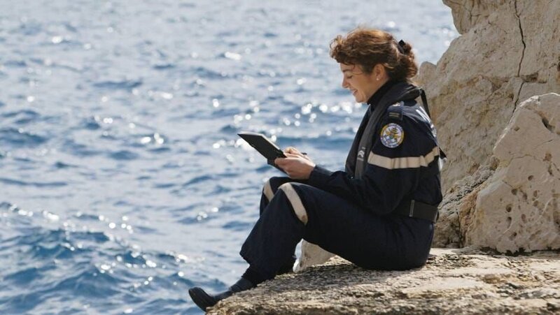 Ihr Atelier ist der Ozean: Marinemalerin Marie Détrée-Hourrière – Bild: port.hu