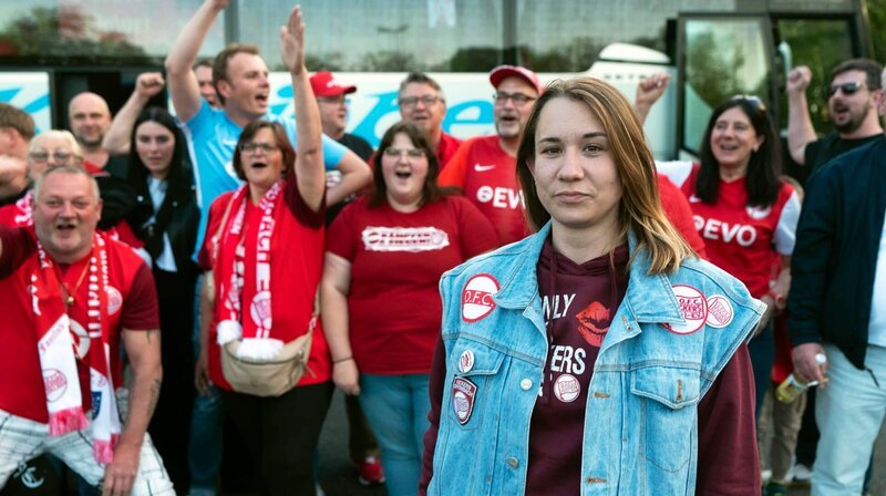 Reporterin Lena Reidt (vorne Mitte) taucht in die Fanszene der Offenacher Kickers ein um zu verstehen, warum die Liebe zu einem Verein derart groß ist und was es für den Alltag bedeutet. – Bild: HR