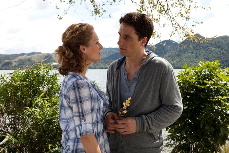 Duncan Sinclair (Oliver Mommsen) versucht Mara Turner (Tessa Mittelstädt) davon zu überzeugen, dass er nicht der böse Grundstücksspekulant von Nebenan ist. – Bild: Florence Nobel /​ ZDF