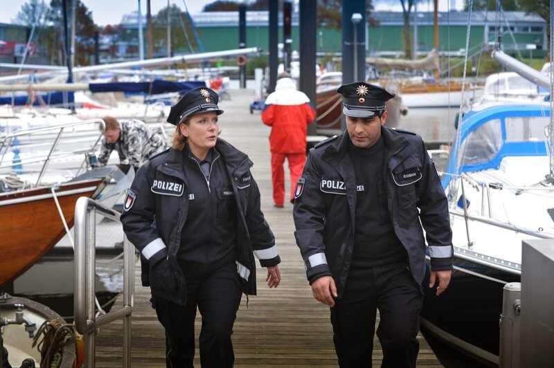 Claudia (Janette Rauch, l.) und Tarik (Serhat Cokgezen, r.) suchen zwei vermisste Jungen im Yachthafen. – Bild: ZDF/​Boris Laewen