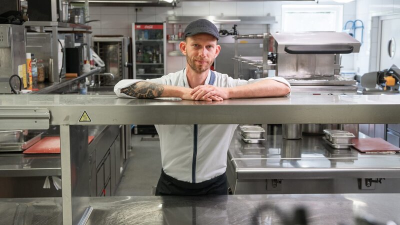 Boris Rommel ist Küchenchef im Wald und Schlosshotel Friedrichsruhe. – Bild: SR/​Christoph Heymann /​ ZDF