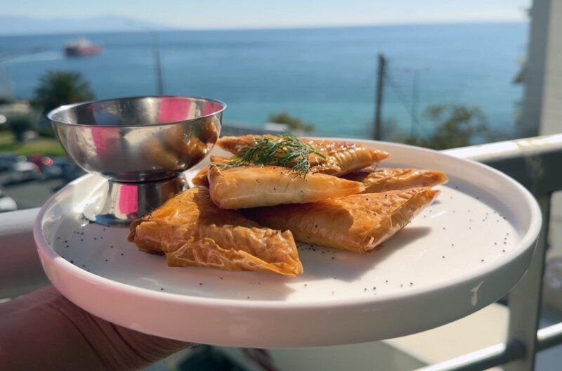 Die griechischen Filoteigtaschen werden mit Oliven, Fetakäse und Paprika gefüllt und dann frittiert. – Bild: Elephant Doc