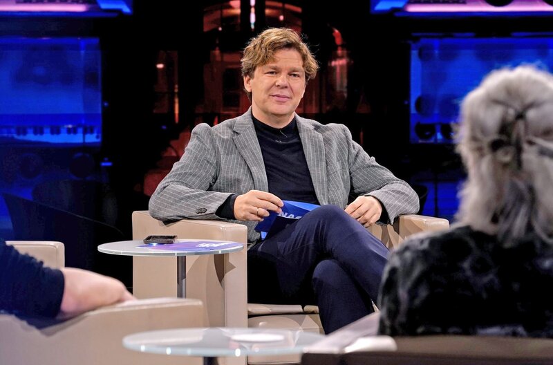 Moderator Michael Steinbrecher präsentiert das „Nachtcafé“. – Bild: SWR/​Bettina Müller