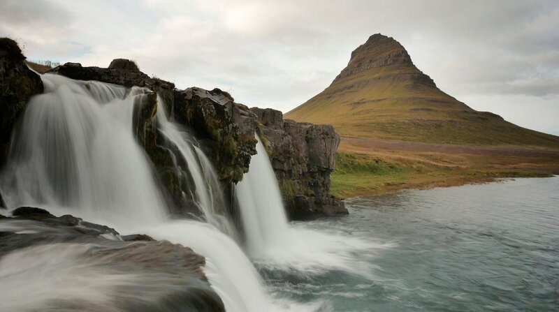 Der Berg Kirkjufell im Westen von Island. – Bild: BR/​HR/​Jonas Weinhold