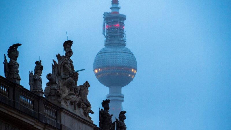 Der Berliner Fernsehturm: In DDR-Zeiten war oberhalb der Kugel ein Spionageversteck der Staatssicherheit. – Bild: ZDF/​christophe gateau