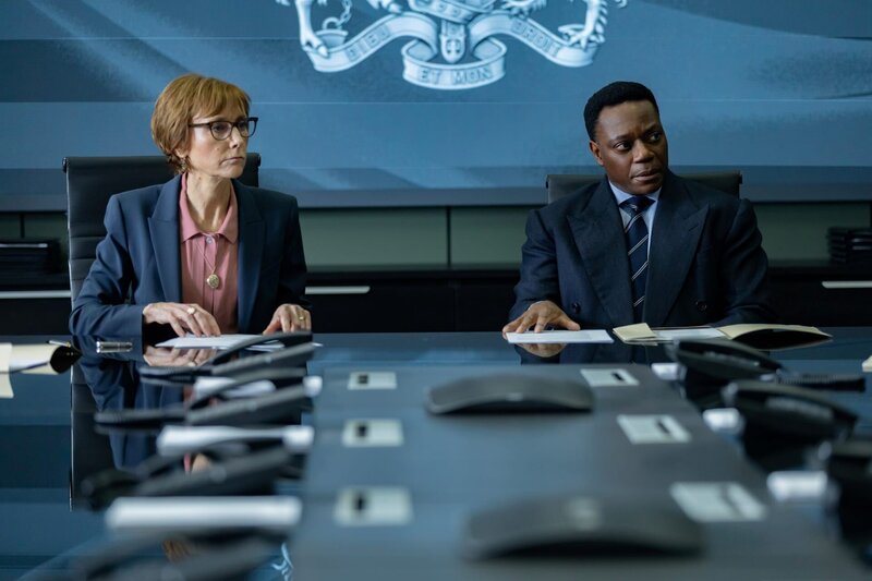 l-r:  Lia Williams als Isabel Kirby, Chukwudi Iwuji als Osita Halcrow – Bild: SKY/​Carnival /​ SKY Studios