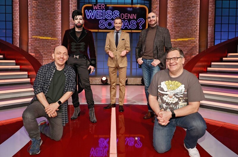 Moderator Kai Pflaume (M.) und seine Rateteam-Kapitäne Bernhard Hoëcker (l.) und Elton (r.) begrüßen in dieser Sendung den Designer Harald Glööckler (2.v.l.) und den Moderator Ralph Morgenstern (2.v.r.). – Bild: ARD/​Morris Mac Matzen