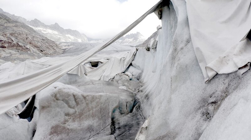 Großflächige Planen verzögern das Abschmelzen der Gletscher im Sommer. – Bild: phoenix/ZDF/Dave Powell Großflächige Planen verzögern das Abschmelzen der Gletscher im Sommer. – Bild: phoenix/ZDF/Dave Powell
