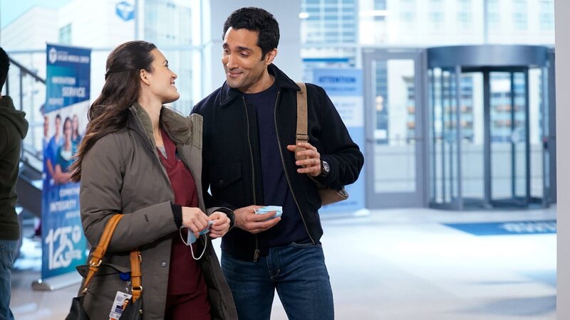 Chicago Med Staffel 6 Folge 9 Ein glückliches Paar: Torrey DeVitto als Dr. Natalie Manning, Dominic Rains als Dr. Crockett Marcel – Bild: SRF/​NBC Universal
