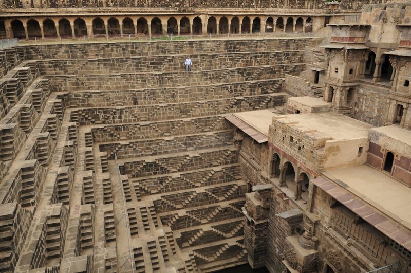 Chand Baori im indischen Bundesstaat Rajastan ist der größte Stufenbrunnen der Welt. Rund um diese Wasserquelle fand das gesellschaftliche Leben statt, man traf sich zum Gebet ebenso wie zum Baden oder Wäsche waschen. – Bild: ZDF/​Paul Francis Jenkins