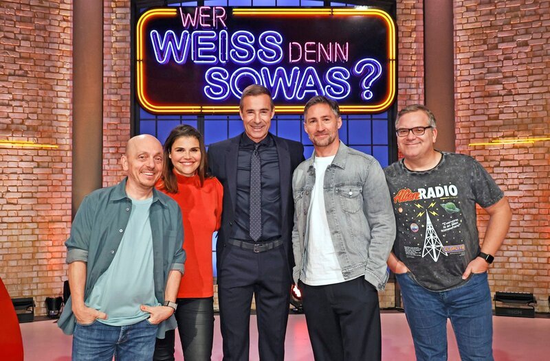 Moderator Kai Pflaume (M.) und seine Rateteam-Kapitäne Bernhard Hoëcker (l.) und Elton (r.) begrüßen in dieser Sendung die Schauspielerin Katharina Wackernagel (2.v.l.) und den Schauspieler Benjamin Sadler (2.v.r.). – Bild: ARD/​Morris Mac Matzen