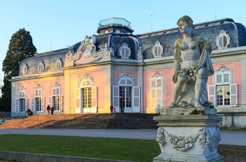 Schloss Benrath ist ein Rokoko-Traum in Pfirsichblütenrosa mit verborgenen Räumen und Geheimgängen, über die Kurfürst Carl Theodor von der Pfalz ungesehen in die Gemächer seiner Gattin gelangte. – Bild: WDR/​imago images/​Shotshop