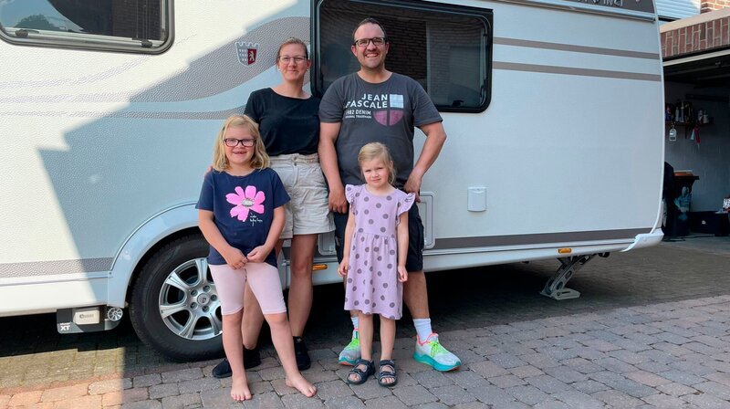 Tamara (39) und Maik (41) mit ihren Kindern Paula (6) und Tilda (4) (v.l.n.r.) vor ihrem nagelneuen Camper im heimatlichen Rheda-Wiedenbrück. – Bild: WDR/​Sagamedia Film- und Fernsehproduktion GmbH