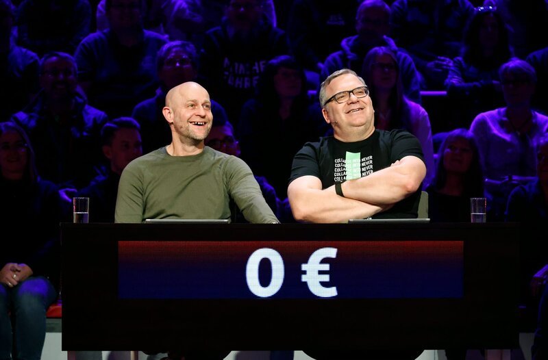 Ein starkes Team: Rateteam-Kapitän Elton (r.) und der Schauspieler Jürgen Vogel (l.). – Bild: ARD/​Morris Mac Matzen