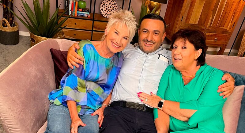 Doris Reichenauer, Luan und Petra Binder sitzen auf dem Sofa. – Bild: SWR