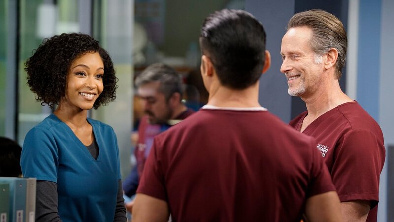 Chicago Med Staffel 6 Folge 8 Er stellt ihr seinen ehemaligen Chef vor: Yaya DaCosta als April Sexton, Brian Tee als Dr. Ethan Choi, Steven Weber als Dr. Dean Archer – Bild: SRF/​NBC Universal