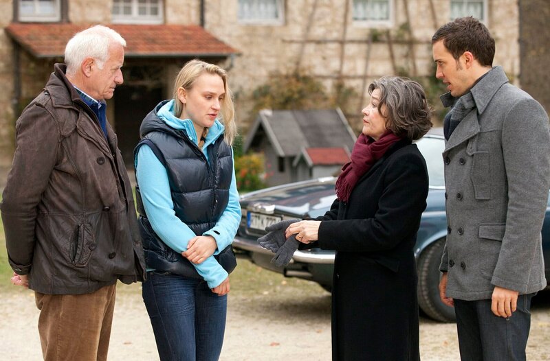 ARD/​HEITER BIS TÖDLICH – FUCHS UND GANS, neue Krimiserie (8 Folgen), Folge 3 „Außer Puste“, am Donnerstag (31.01.13) um 18:50 Uhr im Ersten. Urban Fuchs (Peter Bongartz, l.) trainiert als väterlicher Freund Claudia Burgert (Stephanie Müller-Hagen, 2.v.l.) für den Bad Uracher Stadtmarathon. Als ihre Konkurrentin zusammenbricht, geraten die beiden ins Visier von Kriminalrätin Ackermann (Tina Engel, 2.v.r.), die mit Stefan Fuchs (Tobias van Dieken, r.) zum Verhör anrückt. – Bild: ARD/​Sabine Hackenberg