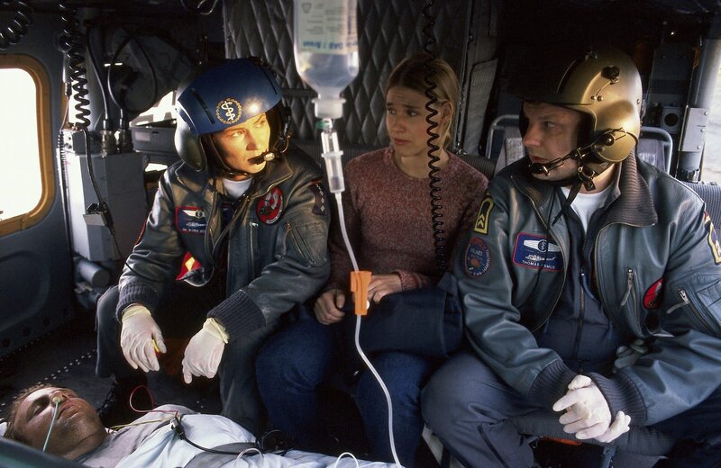 Annes Freund (Kerstin Draeger, M.) ist plötzlich fiebernd zusammengebrochen. Noch ahnen Ilona (Julia Heinemann, l.) und Thomas (Ulrich Bähnk, r.) nichts von der hohen Ansteckungsgefahr. – Bild: ZDF und Boris Laewen