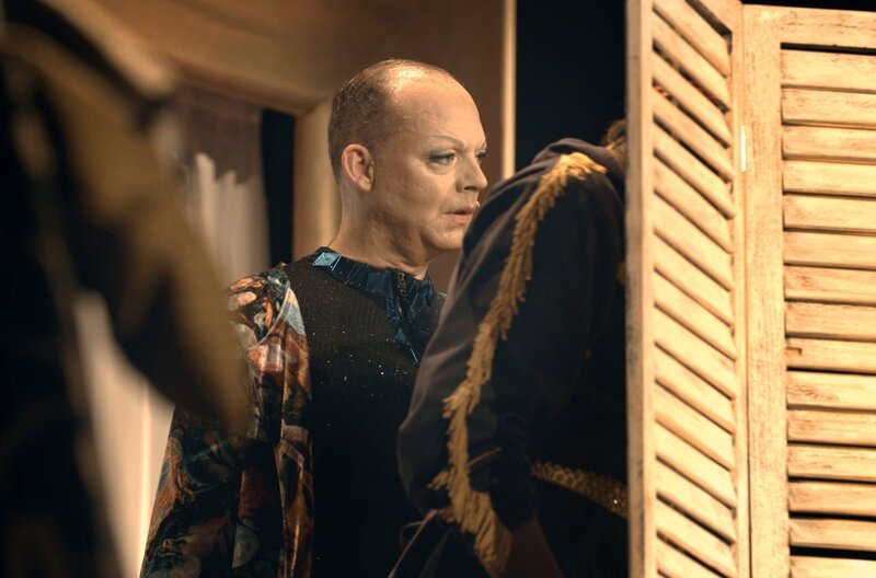 Markus Beisel auf der Bühne als Travestie-Königin Zaza in „La Cage aux Folles“. – Bild: SWR