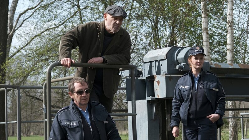 „Spreewaldkrimi – Die Trauer des Mädchens“ – Drehstart: Von links: Hauptkommissar Fichte (Thorsten Merten), Kriminalrat a.D Krüger (Christian Redl), Kommissarin Luise Bohn (Alina Stiegler) – Bild: Jan Fehse /​ ZDF Enterprises GmbH